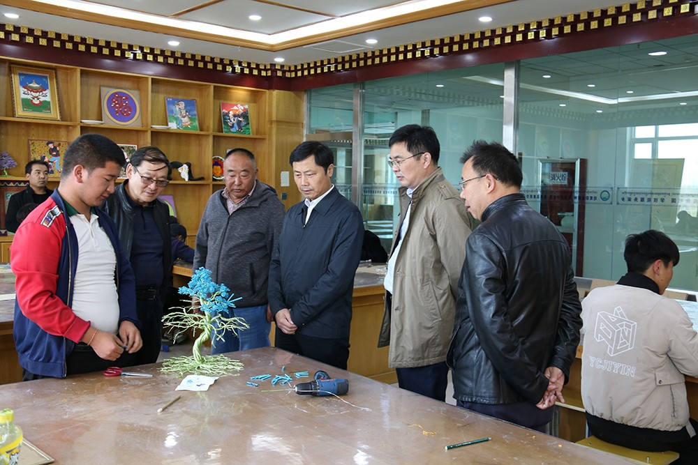 在海南州职业技术学校,俞卫东书记一行在州教育局局长加泱曲杰,副局长